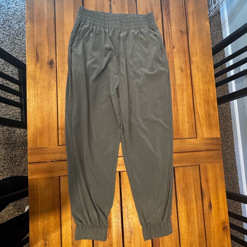 Women’s Vuori bills Cargo Olive Green Jogger Pants